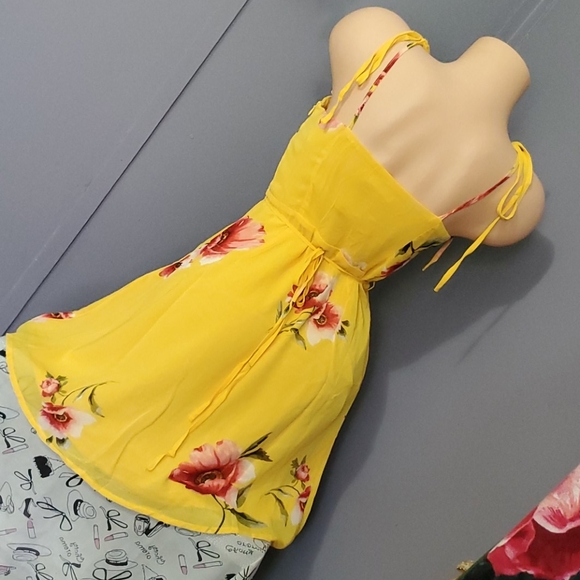 Stunning floral lined sundress - Picture 4 of 8